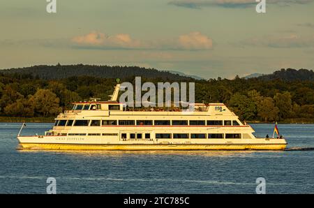 Graf Zeppelin das Motorschiff Graf Zeppelin von den Bodensee-Schiffsbetrieben mit Kurs auf den Hafen von Friedrichshafen am Bodensee. Friedrichshafen, Deutschland, 21.08.2022 *** Frau Graf Zeppelin das Motorschiff Graf Zeppelin von Bodensee Schiffsbetrieben in Richtung Friedrichshafen am Bodensee Friedrichshafen, Deutschland, 21 08 2022 Credit: Imago/Alamy Live News Stockfoto