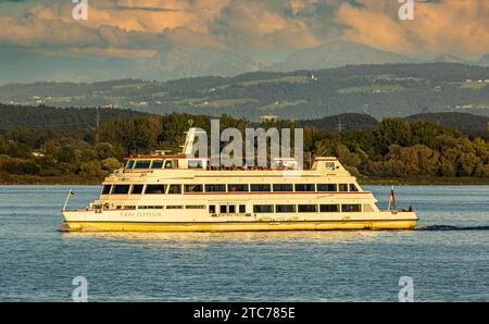 Graf Zeppelin das Motorschiff Graf Zeppelin von den Bodensee-Schiffsbetrieben mit Kurs auf den Hafen von Friedrichshafen am Bodensee. Friedrichshafen, Deutschland, 21.08.2022 *** Frau Graf Zeppelin das Motorschiff Graf Zeppelin von Bodensee Schiffsbetrieben in Richtung Friedrichshafen am Bodensee Friedrichshafen, Deutschland, 21 08 2022 Credit: Imago/Alamy Live News Stockfoto