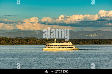 Graf Zeppelin das Motorschiff Graf Zeppelin von den Bodensee-Schiffsbetrieben mit Kurs auf den Hafen von Friedrichshafen am Bodensee. Friedrichshafen, Deutschland, 21.08.2022 *** Frau Graf Zeppelin das Motorschiff Graf Zeppelin von Bodensee Schiffsbetrieben in Richtung Friedrichshafen am Bodensee Friedrichshafen, Deutschland, 21 08 2022 Credit: Imago/Alamy Live News Stockfoto