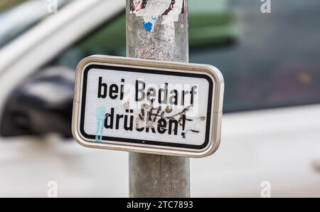 Fussgängerstreifen ein Schild bei einem Fussgängerstreifen besagt, dass man einen Knopf bei Bedarf drücken soll. Konstanz, Deutschland, 20.11.2022 *** Fußgängerüberquerung Ein Schild an einer Fußgängerüberquerung sagt, dass man bei Bedarf einen Knopf drücken muss Konstanz, Deutschland, 20 11 2022 Credit: Imago/Alamy Live News Stockfoto