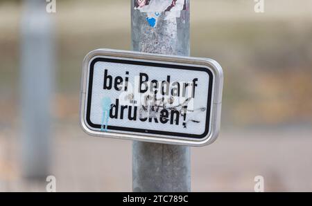 Fussgängerstreifen ein Schild bei einem Fussgängerstreifen besagt, dass man einen Knopf bei Bedarf drücken soll. Konstanz, Deutschland, 20.11.2022 *** Fußgängerüberquerung Ein Schild an einer Fußgängerüberquerung sagt, dass man bei Bedarf einen Knopf drücken muss Konstanz, Deutschland, 20 11 2022 Stockfoto