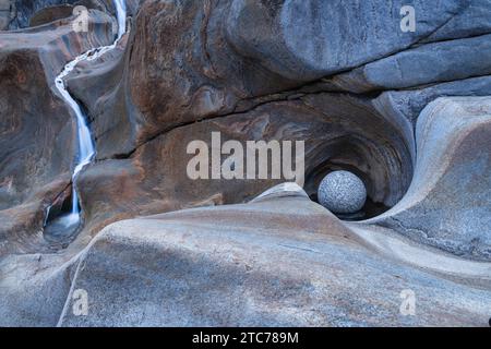 Eine ruhige Szene des Verzasca-Tals im Tessin, Schweiz mit einem kleinen Wasserfall Stockfoto