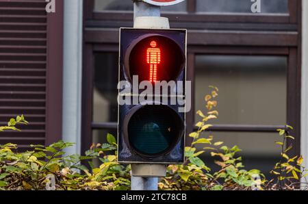 Lichtsignalanlage eine Lichtsignalanlage für Fussgänger zeigt rot an. Fussgänger müssen stehen bleiben, sie dürfen die Straße nicht überqueren. Konstanz, Deutschland, 20.11.2022 *** Ampel Eine Ampel für Fußgänger zeigt rot Fußgänger müssen anhalten, sie dürfen die Straße nicht überqueren Konstanz, Deutschland, 20 11 2022 Credit: Imago/Alamy Live News Stockfoto