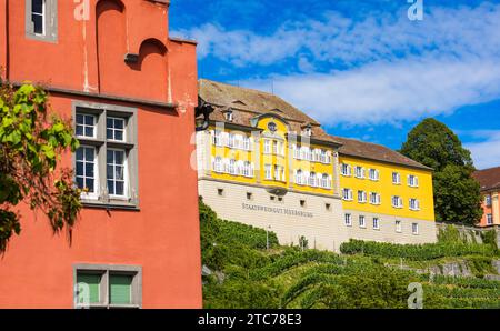 Meersburg Blick vom Hafen Meersburg auf das gelbe, großes Gebäude des Staatsweingut Meersburg oberhalb des Bodensees. Meersburg, Deutschland, 13.07.2022 *** Meersburg Blick vom Hafen Meersburg auf das große gelbe Gebäude der Landesweinkellerei Meersburg über dem Bodensee Meersburg, Deutschland, 13 07 2022 Credit: Imago/Alamy Live News Stockfoto