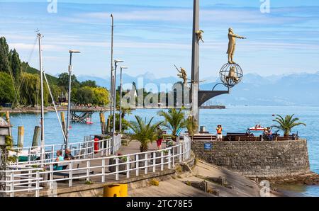 Meersburg im Hafen von Meersburg ist auch die magische Säule des Peter Lenk zu finden. Eine männliche Skulptur, die stolz auf den Bodensee hinausschaut. Meersburg, Deutschland, 13.07.2022 *** Meersburg die Zaubersäule von Peter Lenk befindet sich auch im Hafen von Meersburg Eine männliche Skulptur mit stolzem Blick über den Bodensee Meersburg, Deutschland, 13 07 2022 Credit: Imago/Alamy Live News Stockfoto