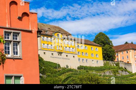 Meersburg Blick vom Hafen Meersburg auf das gelbe, großes Gebäude des Staatsweingut Meersburg oberhalb des Bodensees. Meersburg, Deutschland, 13.07.2022 *** Meersburg Blick vom Hafen Meersburg auf das große gelbe Gebäude der Landesweinkellerei Meersburg über dem Bodensee Meersburg, Deutschland, 13 07 2022 Credit: Imago/Alamy Live News Stockfoto