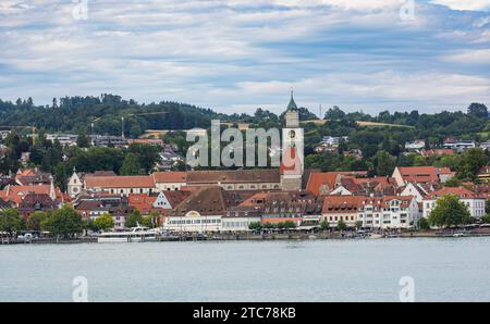 Überlingen Blick vom Bodensee aus auf die süddeutsche Kleinstadt Überlingen am Bodensee. Gut zu sehen das St. Nikolaus Münster mit dem hohen Kirchturm. Überlingen, Deutschland, 13.07.2022 *** Überlingen Blick vom Bodensee aus auf die kleine Stadt Überlingen am Bodensee in Süddeutschland deutlich sichtbar ist St. Nikolaus Münster mit dem hohen Kirchturm Überlingen, 13 07 2022 Credit: Imago/Alamy Live News Stockfoto