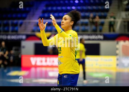 Frederikshavn, Dänemark. Dezember 2023. Mariana Costa (88) aus Brasilien wurde während des Spiels der IHF Handball-Weltmeisterschaft 2023 zwischen Brasilien und Argentinien in der Arena Nord in Frederikshavn gesehen. (Foto: Gonzales Photo - Balazs Popal). Stockfoto