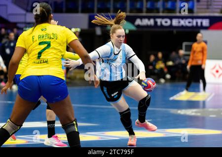 Frederikshavn, Dänemark. Dezember 2023. Malena Cavo (17) aus Argentinien wurde während des Spiels der IHF Handball-Weltmeisterschaft 2023 zwischen Brasilien und Argentinien in der Arena Nord in Frederikshavn gesehen. (Foto: Gonzales Photo - Balazs Popal). Stockfoto