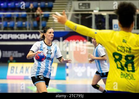 Frederikshavn, Dänemark. Dezember 2023. Micaela Casasola (25) aus Argentinien wurde während des Spiels der IHF Handball-Weltmeisterschaft 2023 zwischen Brasilien und Argentinien in der Arena Nord in Frederikshavn gesehen. (Foto: Gonzales Photo - Balazs Popal). Stockfoto