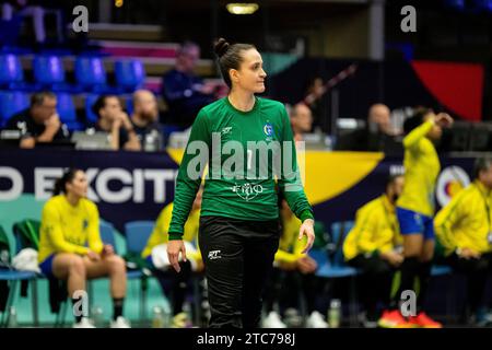 Frederikshavn, Dänemark. Dezember 2023. Gabriela Moreschi (1) aus Brasilien beim Spiel der IHF Handball-Weltmeisterschaft 2023 zwischen Brasilien und Argentinien in der Arena Nord in Frederikshavn. (Foto: Gonzales Photo - Balazs Popal). Stockfoto