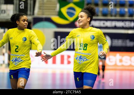 Frederikshavn, Dänemark. Dezember 2023. Mariana Costa (88) aus Brasilien wurde während des Spiels der IHF Handball-Weltmeisterschaft 2023 zwischen Brasilien und Argentinien in der Arena Nord in Frederikshavn gesehen. (Foto: Gonzales Photo - Balazs Popal). Stockfoto