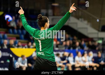 Frederikshavn, Dänemark. Dezember 2023. Gabriela Moreschi (1) aus Brasilien beim Spiel der IHF Handball-Weltmeisterschaft 2023 zwischen Brasilien und Argentinien in der Arena Nord in Frederikshavn. (Foto: Gonzales Photo - Balazs Popal). Stockfoto