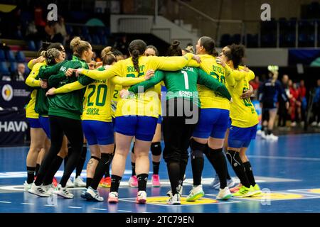 Frederikshavn, Dänemark. Dezember 2023. Die Spieler Brasiliens feiern den Sieg nach dem Spiel der IHF Handball-Weltmeisterschaft 2023 zwischen Brasilien und Argentinien in der Arena Nord in Frederikshavn. (Foto: Gonzales Photo - Balazs Popal). Stockfoto