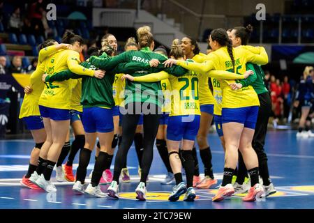 Frederikshavn, Dänemark. Dezember 2023. Die Spieler Brasiliens feiern den Sieg nach dem Spiel der IHF Handball-Weltmeisterschaft 2023 zwischen Brasilien und Argentinien in der Arena Nord in Frederikshavn. (Foto: Gonzales Photo - Balazs Popal). Stockfoto