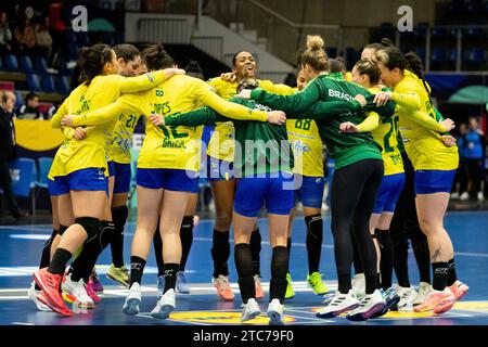 Frederikshavn, Dänemark. Dezember 2023. Die Spieler Brasiliens feiern den Sieg nach dem Spiel der IHF Handball-Weltmeisterschaft 2023 zwischen Brasilien und Argentinien in der Arena Nord in Frederikshavn. (Foto: Gonzales Photo - Balazs Popal). Stockfoto