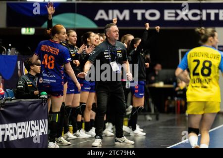 Frederikshavn, Dänemark. Dezember 2023. Trainer per Johansson aus den Niederlanden beim Spiel der IHF Handball-Weltmeisterschaft 2023 zwischen der Ukraine und den Niederlanden in der Arena Nord in Frederikshavn. (Foto: Gonzales Photo - Balazs Popal). Stockfoto