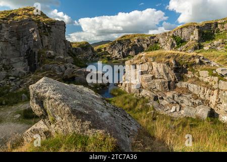 Dramatische Landschaft im Foggintor Quarry im Dartmoor-Nationalpark, Devon, England. Sommer (August) 2022. Stockfoto