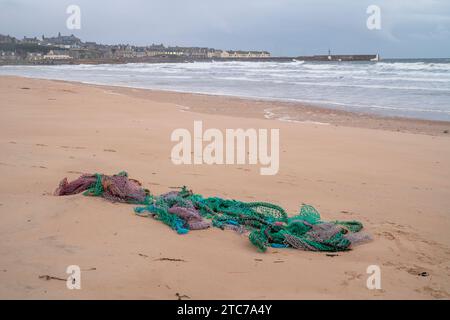 Entsorgte Fischernetze am Oststrand von Lossiemouth. Morayshire, Schottland Stockfoto