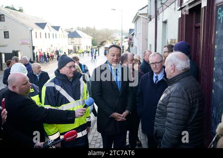 Taoiseach Leo Varadkar (Zentrum) spricht mit lokalen Geschäftsinhabern im Leitrim Village in Co Leitrim, nachdem ein Tornado und starke Winde am Sonntag Bäume platzten, ein Dach von einem Gebäude abgerissen und Trümmer auf einer Straße verstreut hinterlassen hatten. Bilddatum: Montag, 11. Dezember 2023. Stockfoto