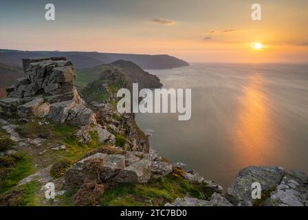 Sonnenuntergang über dem Valley of Rocks im Exmoor-Nationalpark, Devon, England. Frühjahr (April) 2023. Stockfoto
