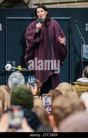 London, Großbritannien. Dezember 2023. Die Performancekünstlerin Marina Abramović lädt bedingungslos zur Liebe im Annenberg Courtyard der Royal Academy of Arts in London ein. Ihre Einzelausstellung Marina Abramović ist bis zum 1. Januar 2024 geöffnet. Diese Leistung sollte bei allen Verwendungen erwähnt werden. Guy Bell/Alamy Live News Stockfoto