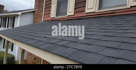 Verschiedene Dachfotos für Wohngebäude, einige mit neuen Dächern, einige mit reparaturbedürftigen Schäden. Stockfoto