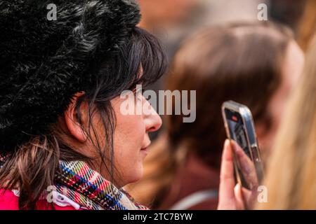 London, Großbritannien. Dezember 2023. Die Performancekünstlerin Marina Abramović lädt bedingungslos zur Liebe im Annenberg Courtyard der Royal Academy of Arts in London ein. Ihre Einzelausstellung Marina Abramović ist bis zum 1. Januar 2024 geöffnet. Diese Leistung sollte bei allen Verwendungen erwähnt werden. Guy Bell/Alamy Live News Stockfoto