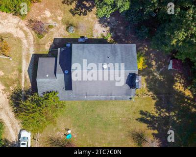 Verschiedene Dachfotos für Wohngebäude, einige mit neuen Dächern, einige mit reparaturbedürftigen Schäden. Stockfoto