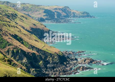 Blick entlang der dramatischen Nordküste von Devon in Richtung Bull Point vom Ilfracombe Aussichtspunkt, Ilfracombe, Devon, England. Frühjahr (April) 2023. Stockfoto