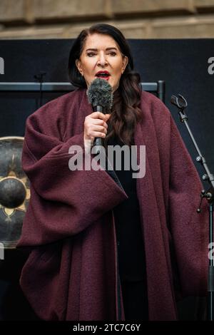 London, Großbritannien. Dezember 2023. Die Performancekünstlerin Marina Abramović lädt bedingungslos zur Liebe im Annenberg Courtyard der Royal Academy of Arts in London ein. Ihre Einzelausstellung Marina Abramović ist bis zum 1. Januar 2024 geöffnet. Diese Leistung sollte bei allen Verwendungen erwähnt werden. Guy Bell/Alamy Live News Stockfoto