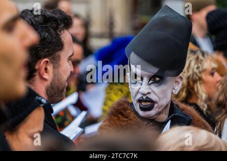 London, Großbritannien. Dezember 2023. Die Performancekünstlerin Marina Abramović lädt bedingungslos zur Liebe im Annenberg Courtyard der Royal Academy of Arts in London ein. Ihre Einzelausstellung Marina Abramović ist bis zum 1. Januar 2024 geöffnet. Diese Leistung sollte bei allen Verwendungen erwähnt werden. Guy Bell/Alamy Live News Stockfoto
