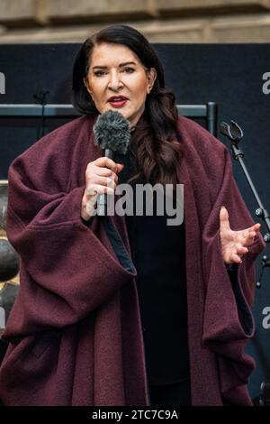 London, Großbritannien. Dezember 2023. Die Performancekünstlerin Marina Abramović lädt bedingungslos zur Liebe im Annenberg Courtyard der Royal Academy of Arts in London ein. Ihre Einzelausstellung Marina Abramović ist bis zum 1. Januar 2024 geöffnet. Diese Leistung sollte bei allen Verwendungen erwähnt werden. Guy Bell/Alamy Live News Stockfoto