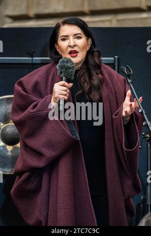 London, Großbritannien. Dezember 2023. Die Performancekünstlerin Marina Abramović lädt bedingungslos zur Liebe im Annenberg Courtyard der Royal Academy of Arts in London ein. Ihre Einzelausstellung Marina Abramović ist bis zum 1. Januar 2024 geöffnet. Diese Leistung sollte bei allen Verwendungen erwähnt werden. Guy Bell/Alamy Live News Stockfoto
