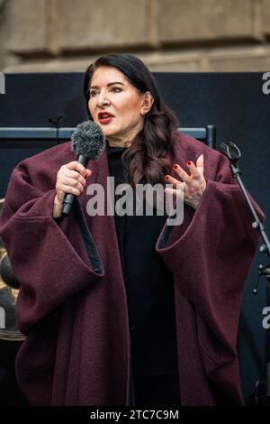 London, Großbritannien. Dezember 2023. Die Performancekünstlerin Marina Abramović lädt bedingungslos zur Liebe im Annenberg Courtyard der Royal Academy of Arts in London ein. Ihre Einzelausstellung Marina Abramović ist bis zum 1. Januar 2024 geöffnet. Diese Leistung sollte bei allen Verwendungen erwähnt werden. Guy Bell/Alamy Live News Stockfoto