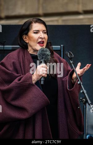 London, Großbritannien. Dezember 2023. Die Performancekünstlerin Marina Abramović lädt bedingungslos zur Liebe im Annenberg Courtyard der Royal Academy of Arts in London ein. Ihre Einzelausstellung Marina Abramović ist bis zum 1. Januar 2024 geöffnet. Diese Leistung sollte bei allen Verwendungen erwähnt werden. Guy Bell/Alamy Live News Stockfoto