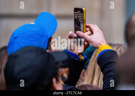London, Großbritannien. Dezember 2023. Die Performancekünstlerin Marina Abramović lädt bedingungslos zur Liebe im Annenberg Courtyard der Royal Academy of Arts in London ein. Ihre Einzelausstellung Marina Abramović ist bis zum 1. Januar 2024 geöffnet. Diese Leistung sollte bei allen Verwendungen erwähnt werden. Guy Bell/Alamy Live News Stockfoto