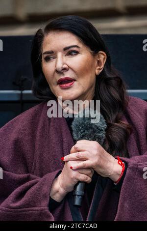 London, Großbritannien. Dezember 2023. Die Performancekünstlerin Marina Abramović lädt bedingungslos zur Liebe im Annenberg Courtyard der Royal Academy of Arts in London ein. Ihre Einzelausstellung Marina Abramović ist bis zum 1. Januar 2024 geöffnet. Diese Leistung sollte bei allen Verwendungen erwähnt werden. Guy Bell/Alamy Live News Stockfoto