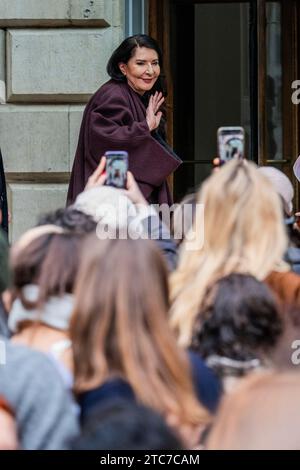London, Großbritannien. Dezember 2023. Die Performancekünstlerin Marina Abramović lädt bedingungslos zur Liebe im Annenberg Courtyard der Royal Academy of Arts in London ein. Ihre Einzelausstellung Marina Abramović ist bis zum 1. Januar 2024 geöffnet. Diese Leistung sollte bei allen Verwendungen erwähnt werden. Guy Bell/Alamy Live News Stockfoto