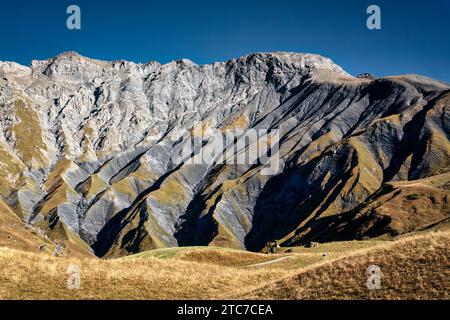 Grosser Berg mit Wiese im Herbst in den französischen Alpen, Frankreich Stockfoto