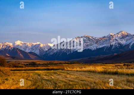 Berglandschaft Kirgisistan schneebedeckte Berge im Hintergrund Stockfoto