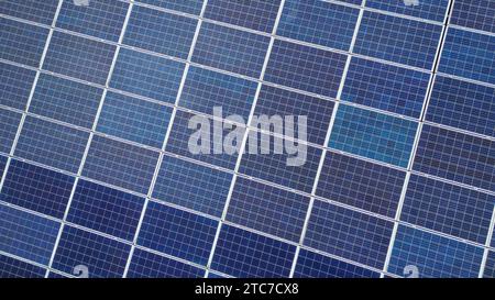 Luftaufnahme von Photovoltaikzellen, die Sonnenenergie auf einem Haus in Sao Tome e Principe, Afrika absorbieren Stockfoto