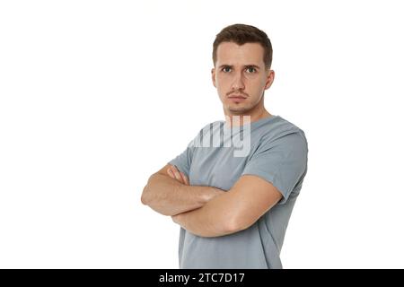 Profil des Mannes trägt T-Shirt hält Hände überkreuzt isoliert auf weißem Hintergrund Stockfoto