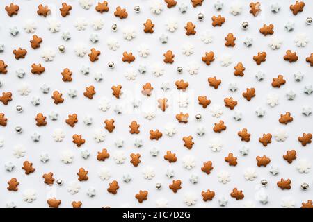 Weihnachtlicher farbiger Zuckerstreuselhintergrund, Zuckerstreuselpunkte, Dekoration für Kuchen und Bäckerei, eine Menge Streusel auf weißem Hintergrund. Draufsicht Stockfoto