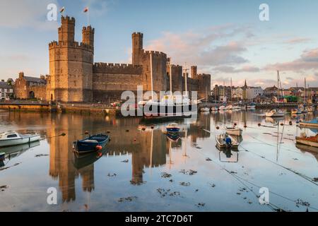 Caernarfon Castle, spiegelt sich im Afon Seiont, Caernarfon, Snowdonia, Wales. Frühjahr (Mai) 2023. Stockfoto