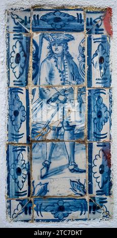 Traditionelle portugiesische Fliesenkunst, Azulejo, die einen portugiesischen Gentleman aus dem 17. Jahrhundert in einem Haus in Bairro Alto, Lissabon, Portugal, darstellt Stockfoto