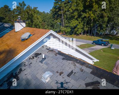 Drohnenfotos der Dachinstallation in Wohngebieten Stockfoto