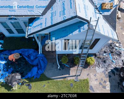 Drohnenfotos der Dachinstallation in Wohngebieten Stockfoto