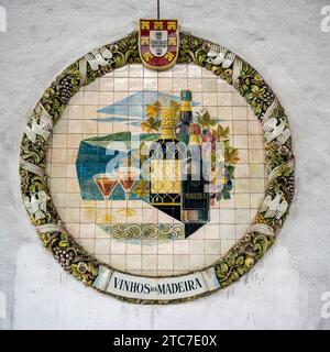 Madeira-Weine aus Portugal auf lackierten Fliesen, die das Innere des Bahnhofs Rossio in Lissabon, Portugal, schmücken Stockfoto