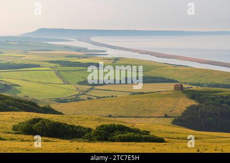 Blick über die sanfte Landschaft von West Dorset bis zur St. Catherine's Chapel und Chesil Beach in Dorset, England. Stockfoto